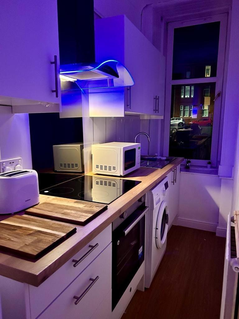 The Lazy Lion - Spacious 2 Bedroom - Town Centre Holiday Home Apartment Port Glasgow Εξωτερικό φωτογραφία