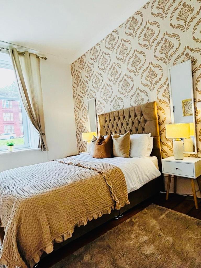 The Lazy Lion - Spacious 2 Bedroom - Town Centre Holiday Home Apartment Port Glasgow Εξωτερικό φωτογραφία