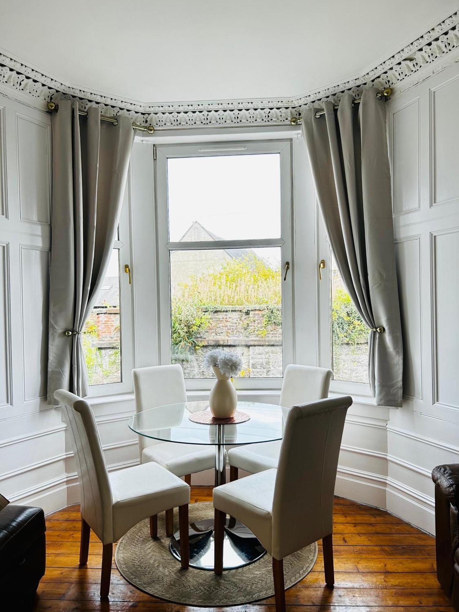 The Lazy Lion - Spacious 2 Bedroom - Town Centre Holiday Home Apartment Port Glasgow Εξωτερικό φωτογραφία