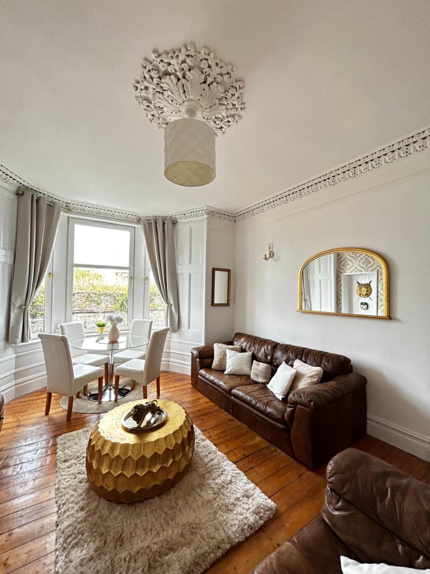 The Lazy Lion - Spacious 2 Bedroom - Town Centre Holiday Home Apartment Port Glasgow Εξωτερικό φωτογραφία