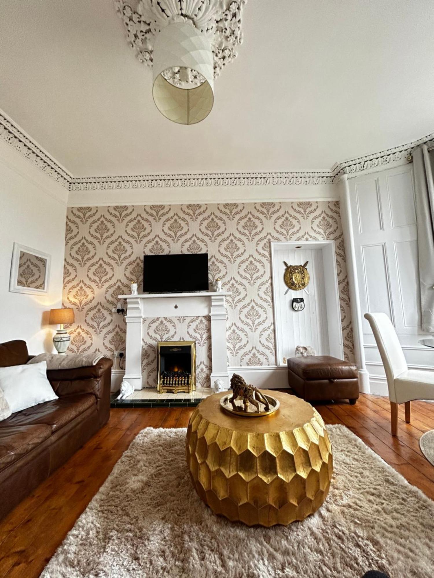 The Lazy Lion - Spacious 2 Bedroom - Town Centre Holiday Home Apartment Port Glasgow Εξωτερικό φωτογραφία