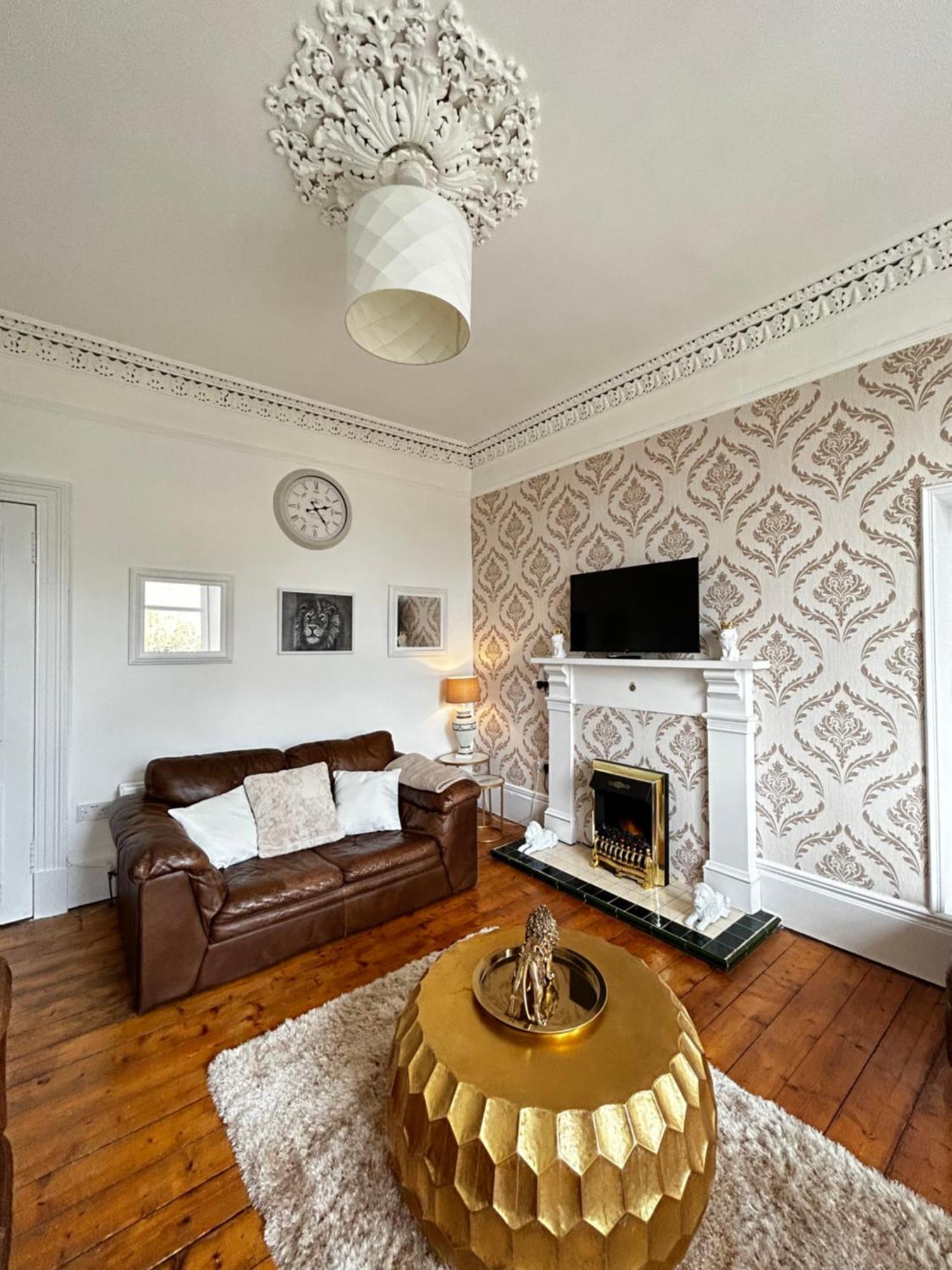 The Lazy Lion - Spacious 2 Bedroom - Town Centre Holiday Home Apartment Port Glasgow Εξωτερικό φωτογραφία