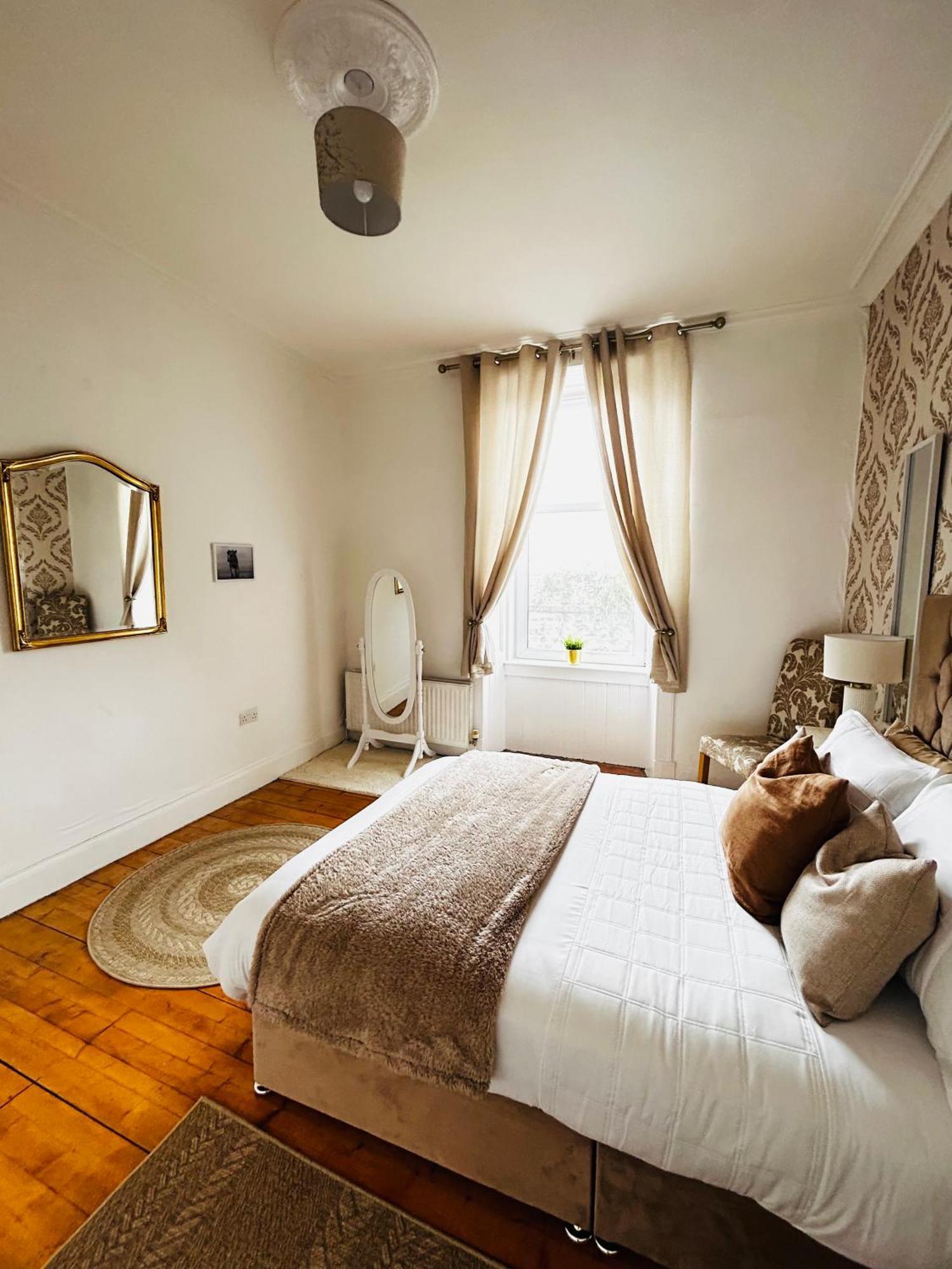 The Lazy Lion - Spacious 2 Bedroom - Town Centre Holiday Home Apartment Port Glasgow Εξωτερικό φωτογραφία