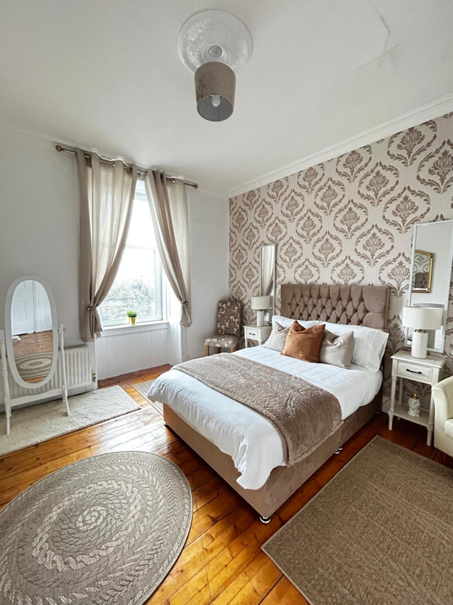 The Lazy Lion - Spacious 2 Bedroom - Town Centre Holiday Home Apartment Port Glasgow Εξωτερικό φωτογραφία