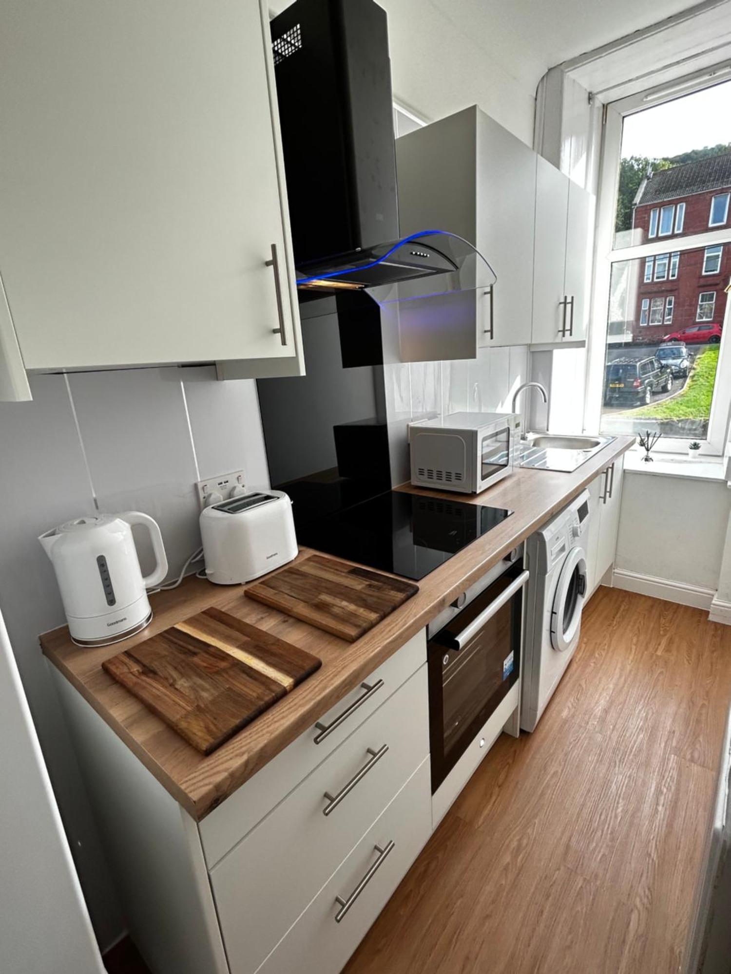 The Lazy Lion - Spacious 2 Bedroom - Town Centre Holiday Home Apartment Port Glasgow Εξωτερικό φωτογραφία