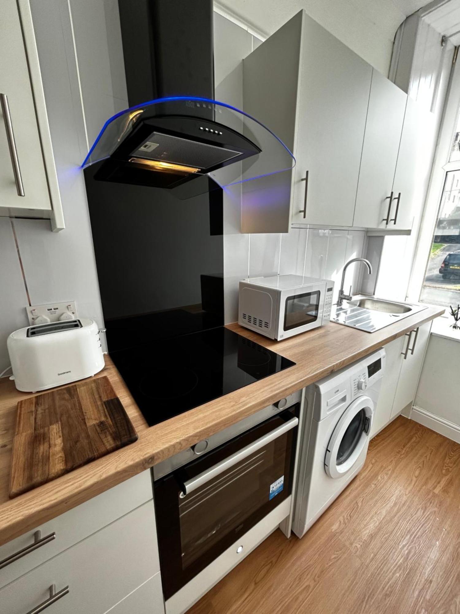 The Lazy Lion - Spacious 2 Bedroom - Town Centre Holiday Home Apartment Port Glasgow Εξωτερικό φωτογραφία