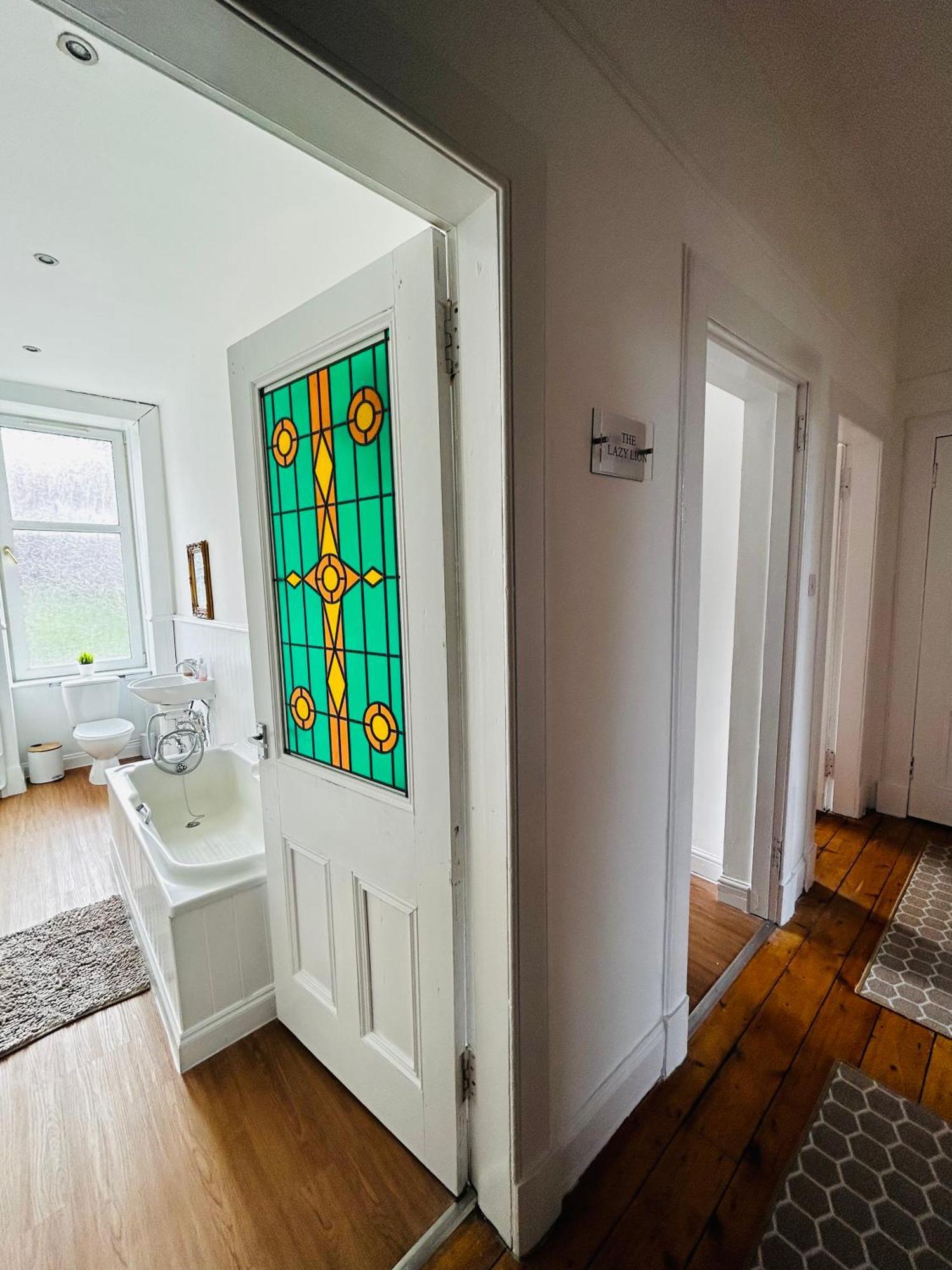 The Lazy Lion - Spacious 2 Bedroom - Town Centre Holiday Home Apartment Port Glasgow Εξωτερικό φωτογραφία