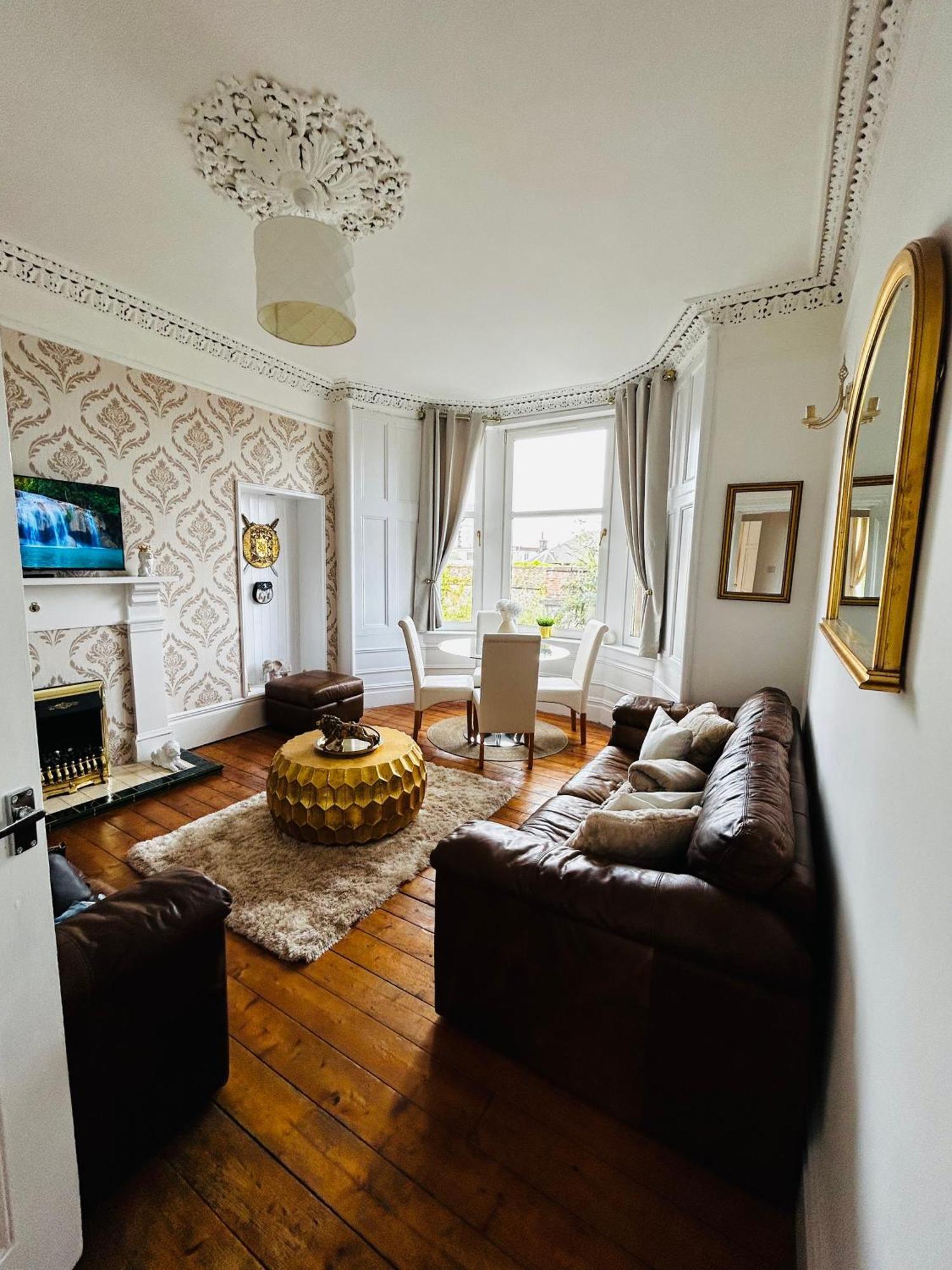 The Lazy Lion - Spacious 2 Bedroom - Town Centre Holiday Home Apartment Port Glasgow Εξωτερικό φωτογραφία