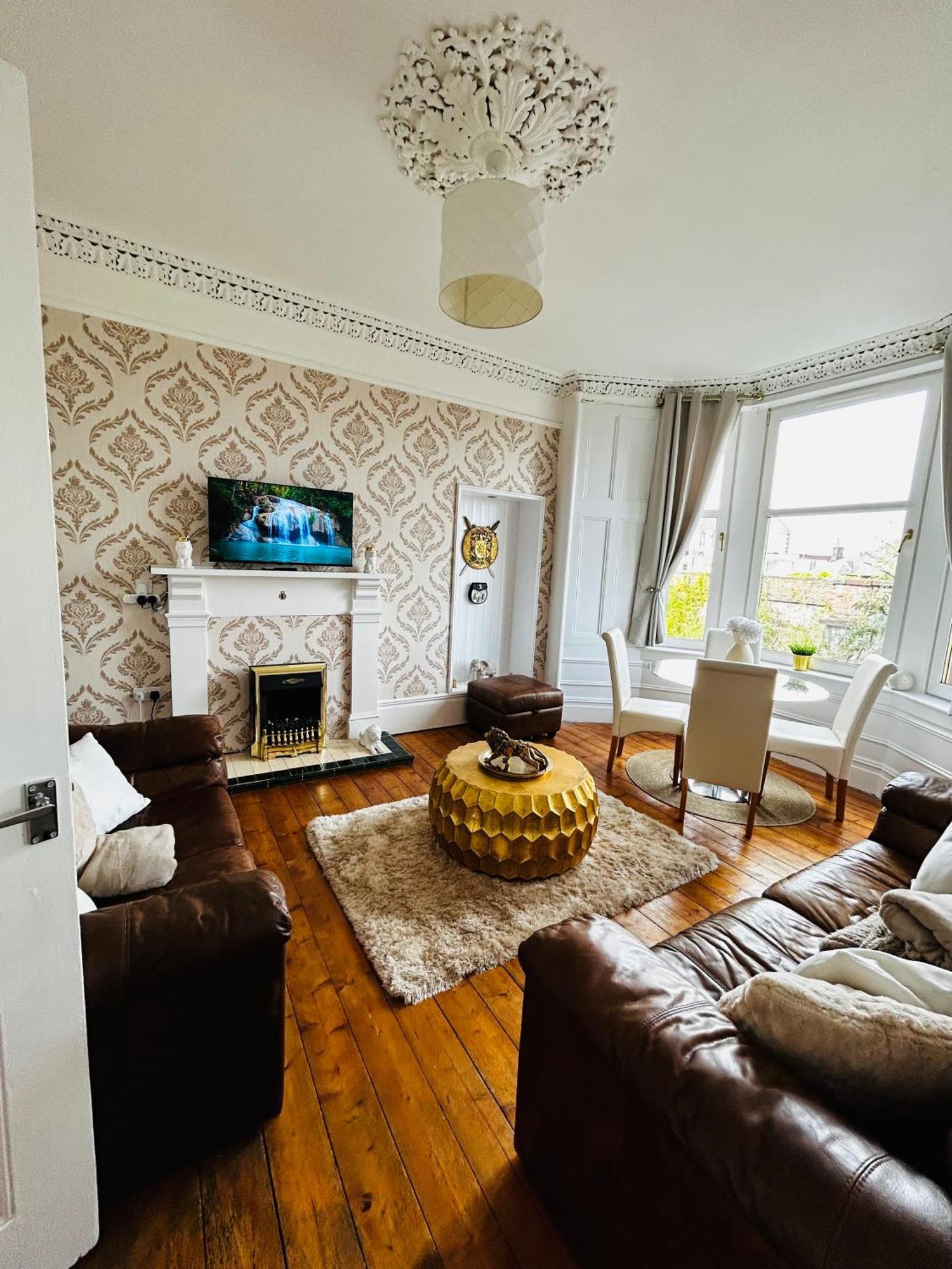The Lazy Lion - Spacious 2 Bedroom - Town Centre Holiday Home Apartment Port Glasgow Εξωτερικό φωτογραφία