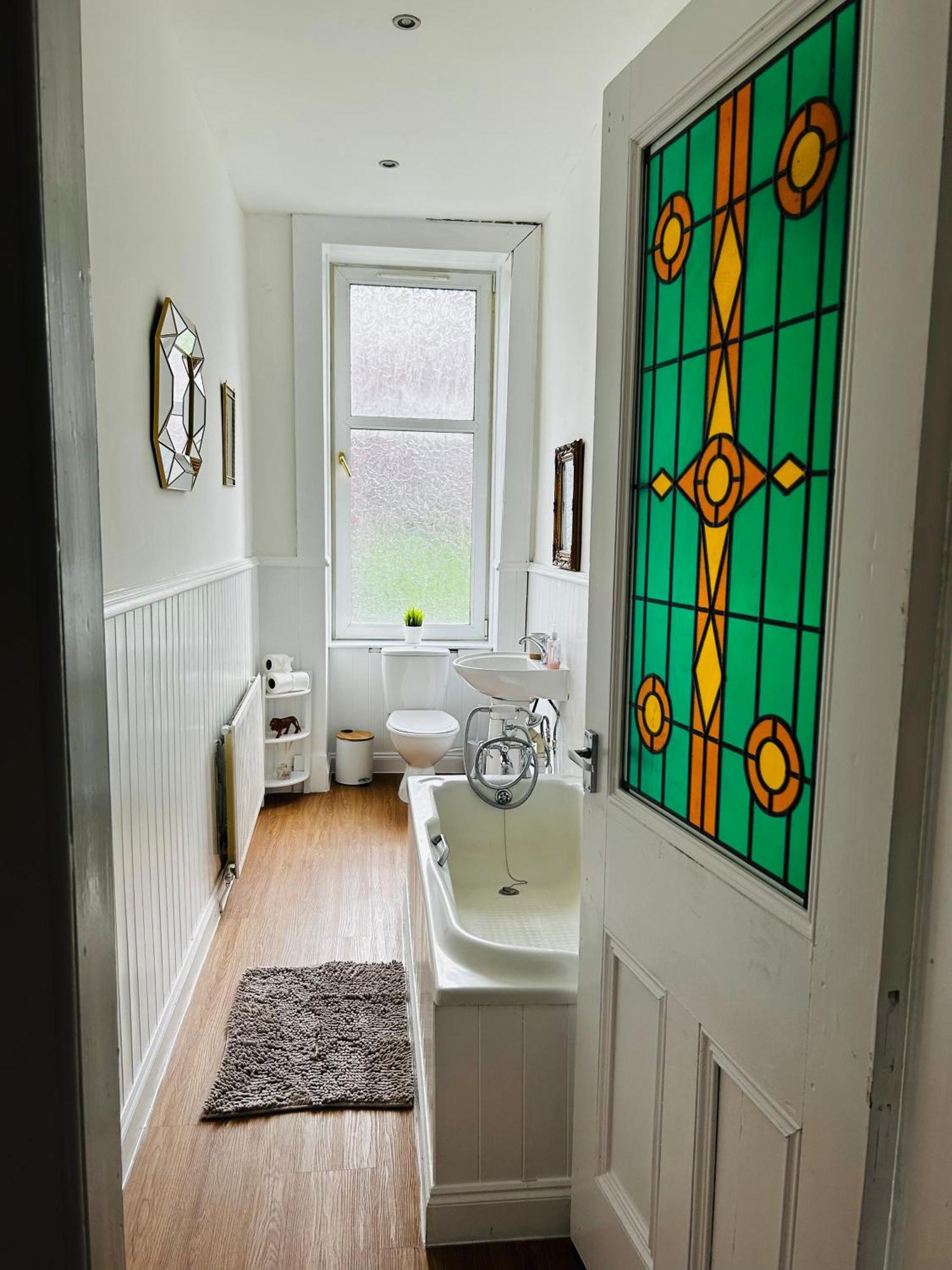 The Lazy Lion - Spacious 2 Bedroom - Town Centre Holiday Home Apartment Port Glasgow Εξωτερικό φωτογραφία